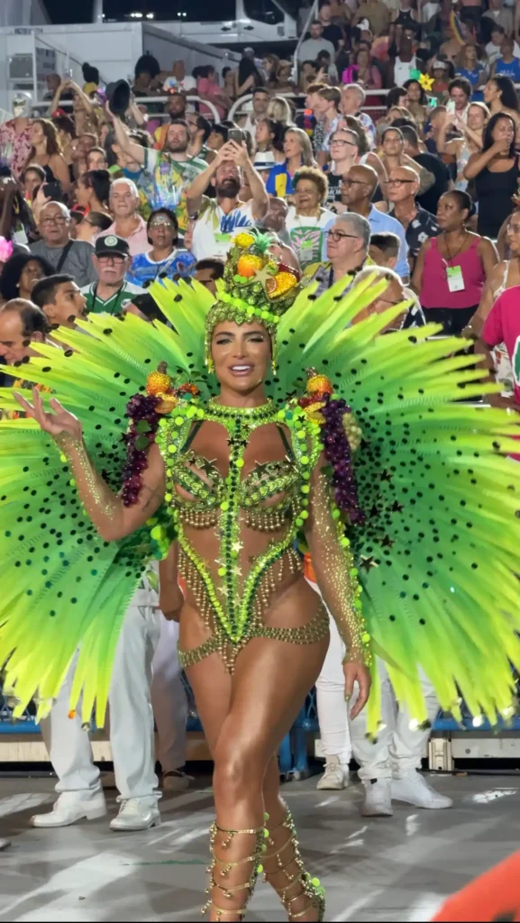 brasiliana e ballerina di samba vestita da carnevale al sambodromo